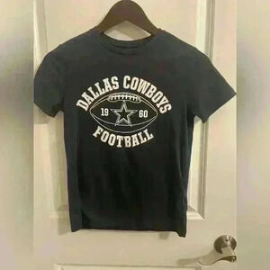 Boys Dallas Cowboys Navy Blue Tshirt. Size Youth M (8)